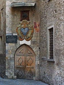 portone, stemma, finestre, finestra, porta, tettoia, arco, palazzo, legno, rombi, triangoli, angolo, grata, muro, casa, inferriata, inferriate, scritta, lapide