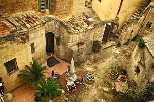 piante, sedie, cortile, finestre, ombrellone, porte, case, tegole, verde, tetti, tavolino, vasi, tavolo, borgo
