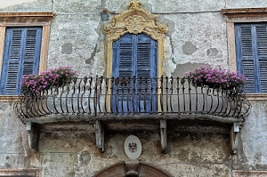 balcone, finestre, fiori, stemma, ringhiera, vasi, porta, rosa, persiane, blu, muro, ferro, azzurro, casa, decorazioni, imposte