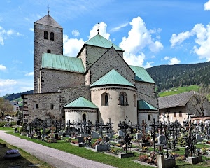 chiesa, cimitero, campanile, croci, tombe, tetti, abside, nuvole, cielo, verde, romanico, absidi, azzurro, finestre, alberi, bosco