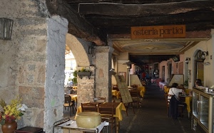 portici, osteria, sedie, ristorante, tavoli, travi, fiori, tovaglie, archi, tavolini, persone, colonne, portico, insegna, carrello, porte, vaso, arco, vasi