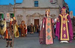 lancia, rievocazione, costumi, scudo, chiesa, viola, abiti, sfilata, persone, figuranti, donna, armatura, corteo, cielo, statue, finestre, storica, soldato, cotta, giallo, scudi