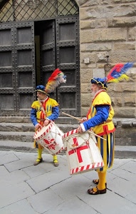 costumi, tamburi, portone, piume, cappelli, rievocazione, giallo, colori, azzurro, scalini, due, pennacchi, rosso, suonatori, bianco, divise, croce, bacchette