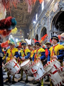 tamburi, giallo, costumi, piume, rosso, blu, bianco, chiesa, archi, rievocazione, pennacchi, cappelli, salone, colori, tamburini, figuranti, stemma, manifestazione, stucchi