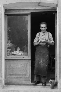 artigiano, grembiule, vetrina, porta, scarpone, bottega, negozio, bianconero, uomo, artigianato, scarpa, calzolaio