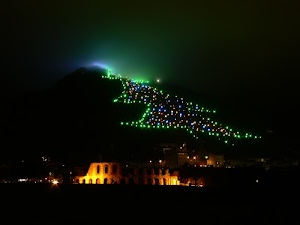 albero, natale, luci, notte, nero, archi, notturno, luminarie, case, montagna, verde, natalizio, buio, colori, collina, illuminazione, bagliore, gubbio