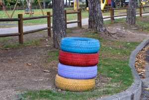 rosso, tronchi, staccionata, alberi, parco, colori, giallo, pneumatici, gomme, erba, verde, azzurro, viola, quattro, copertoni, prato, radici, steccato, recinto