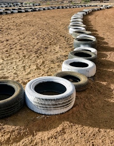 sabbia, pneumatici, gomma, bianco, pista, terra, gomme, nero, copertoni, fila, marrone, cerchi, percorso, ombre, tanti, orme, battistrada, ombra