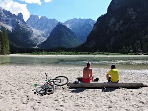 bicicletta, tronco, lago, montagne, spiaggia, acqua, seduti, due, nuvole, sabbia, cielo, giallo, persone, bici, coppia, cime, relax, montagna, ombra