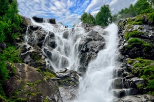 cascata, nuvole, rocce, verde, cielo, acqua, roccia, cascate, piante, bianco, montagna, erba, alberi