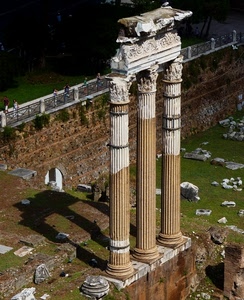 colonne, tre, ruderi, capitelli, rovine, roma, archeologia, tempio, ombra, basamento, erba, verde, architrave