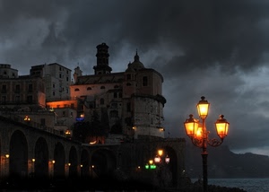 nuvole, lampione, chiesa, archi, lampioni, luci, notte, mare, paese, campanile, notturno