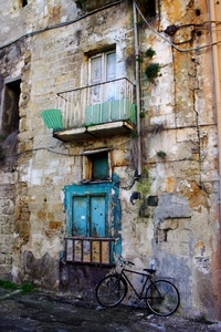 bicicletta, finestre, balcone, muro, ruote, finestra, porta, casa, balconi, rudere, abbandono, manubrio, tubi, verde, bici, ringhiera, cavi, palazzo, degrado, azzurro