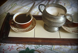 caffè, zucchero, vassoio, tovaglia, cucchiaini, zuccheriera, piattini, cucchiaino, tazzine, tazza, tazze, tazzina, bianco, tavolo, piattino, scritte, due