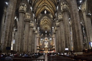 chiesa, colonne, navata, fedeli, altare, panche, cattedrale, persone, archi, duomo, interno, pilastri, rosone