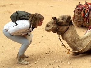 donna, cammello, zaino, deserto, sabbia, bacio, animale, muso, dromedario, turista, bionda, chinata