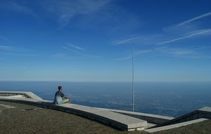 mare, cielo, azzurro, persona, uomo, silenzio, seduta, nuvole, seduto, antenna, panorama, muretto, solo