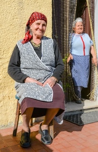 donne, porta, anziane, sedia, seduta, tenda, fazzoletto, due, grembiule