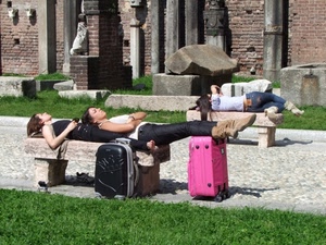 valigie, panchine, ragazze, rosa, verde, donne, dormire, ruderi, panchina, trolley, erba, colonne, valige, sdraiate, riposo, nero, riposare, pietre, tre, prato, rovine