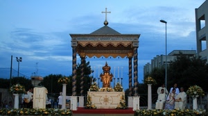 altare, croce, colonne, candele, fiori, cielo, baldacchino, azzurro, lampione, nuvole, preti, rito, religiosi, prete, celebrazione, sacro, tabernacolo, candelabri, persone