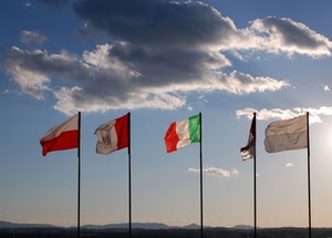 bandiere, nuvole, cielo, aste, vento, cinque, colori, rosso, tricolore, bianco, verde