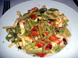 piatto, pasta, cibo, forchetta, verde, verdure, pomodori, primo, tagliatelle, pomodoro, prezzemolo, rosso