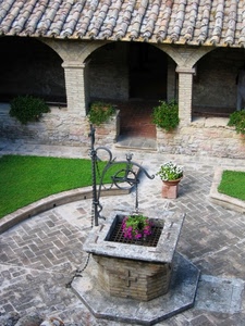 pozzo, verde, fiori, chiostro, colonne, portico, erba, tetto, archi, tegole, vasi, pilastri, cortile, aiuola, prato, aiuole, piante, carrucola, grata, griglia