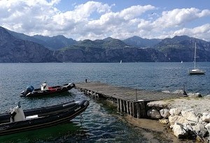 lago, nuvole, cielo, pontile, barche, montagne, acqua, molo, gommoni, sassi, motori, rocce, legno, panorama, paesaggio, montagna